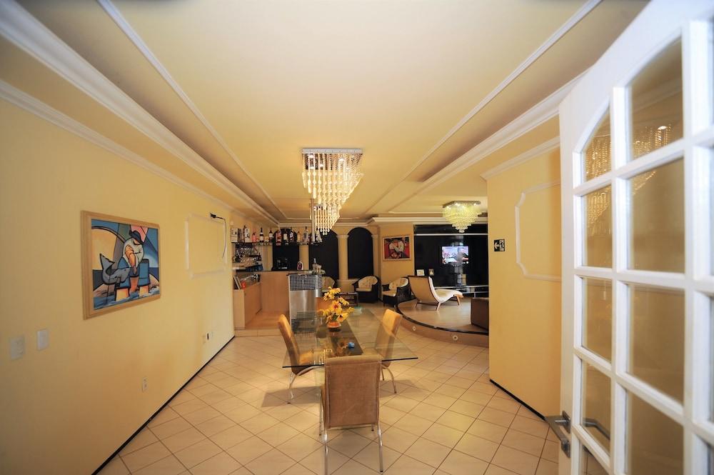 image-housing-carousel