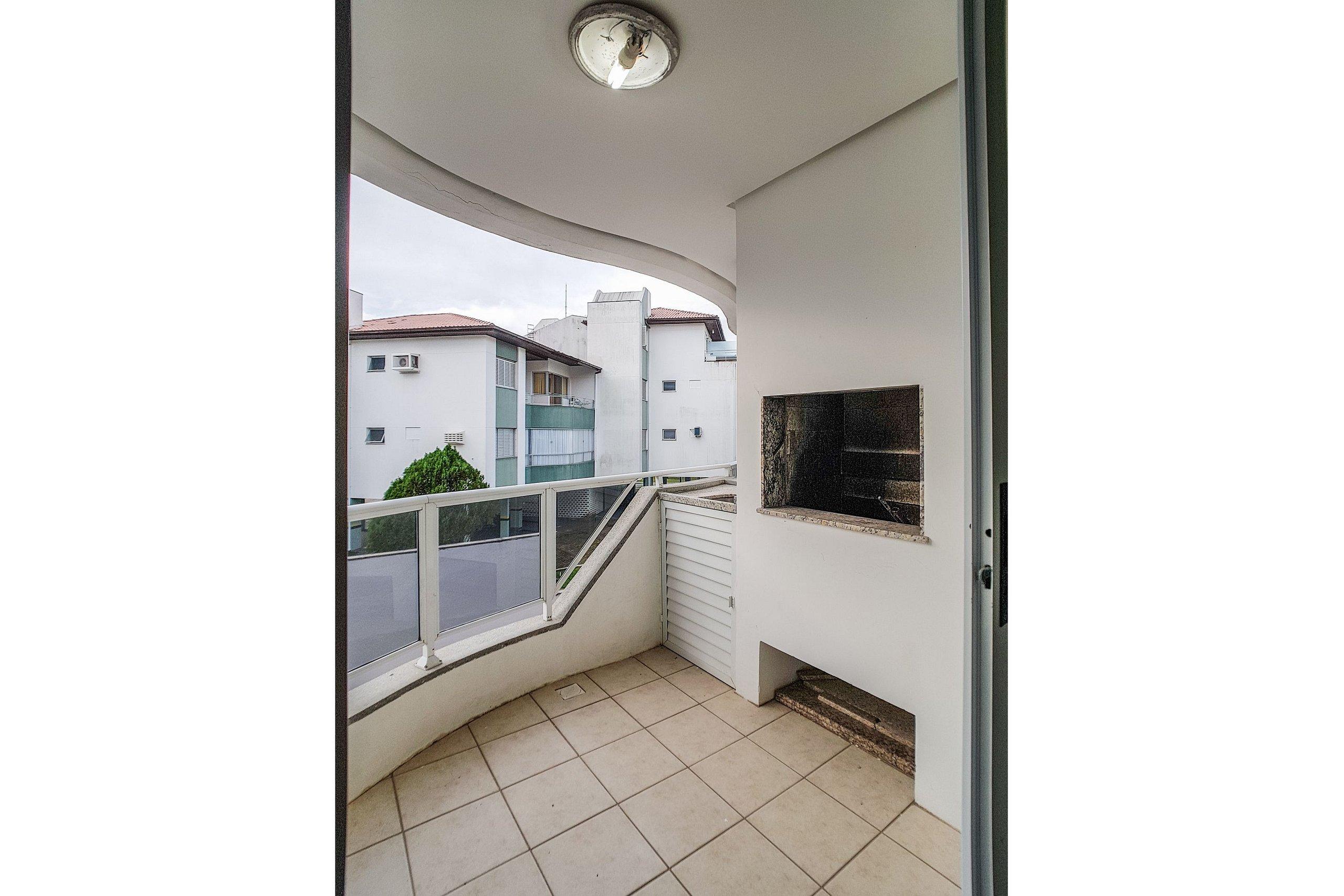 image-housing-carousel