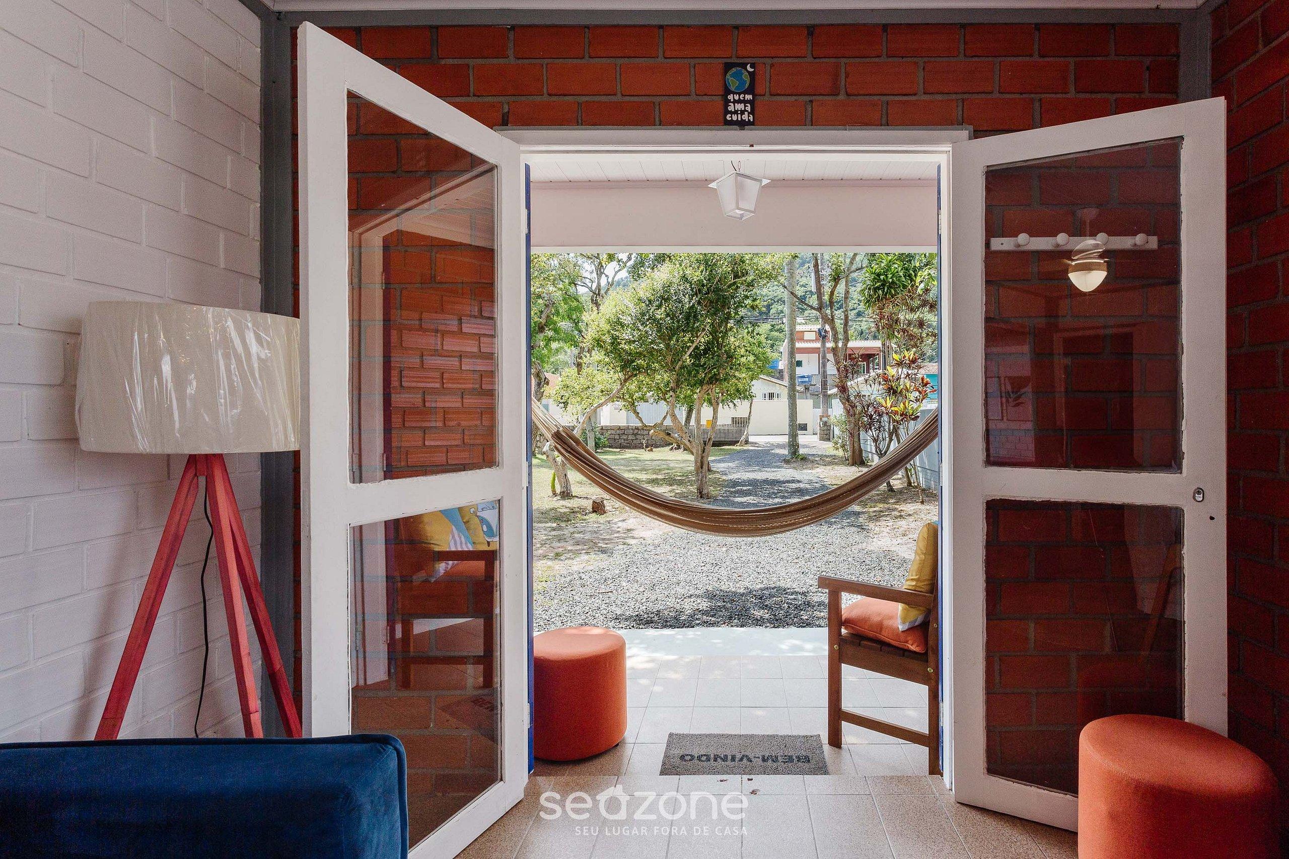 image-housing-carousel