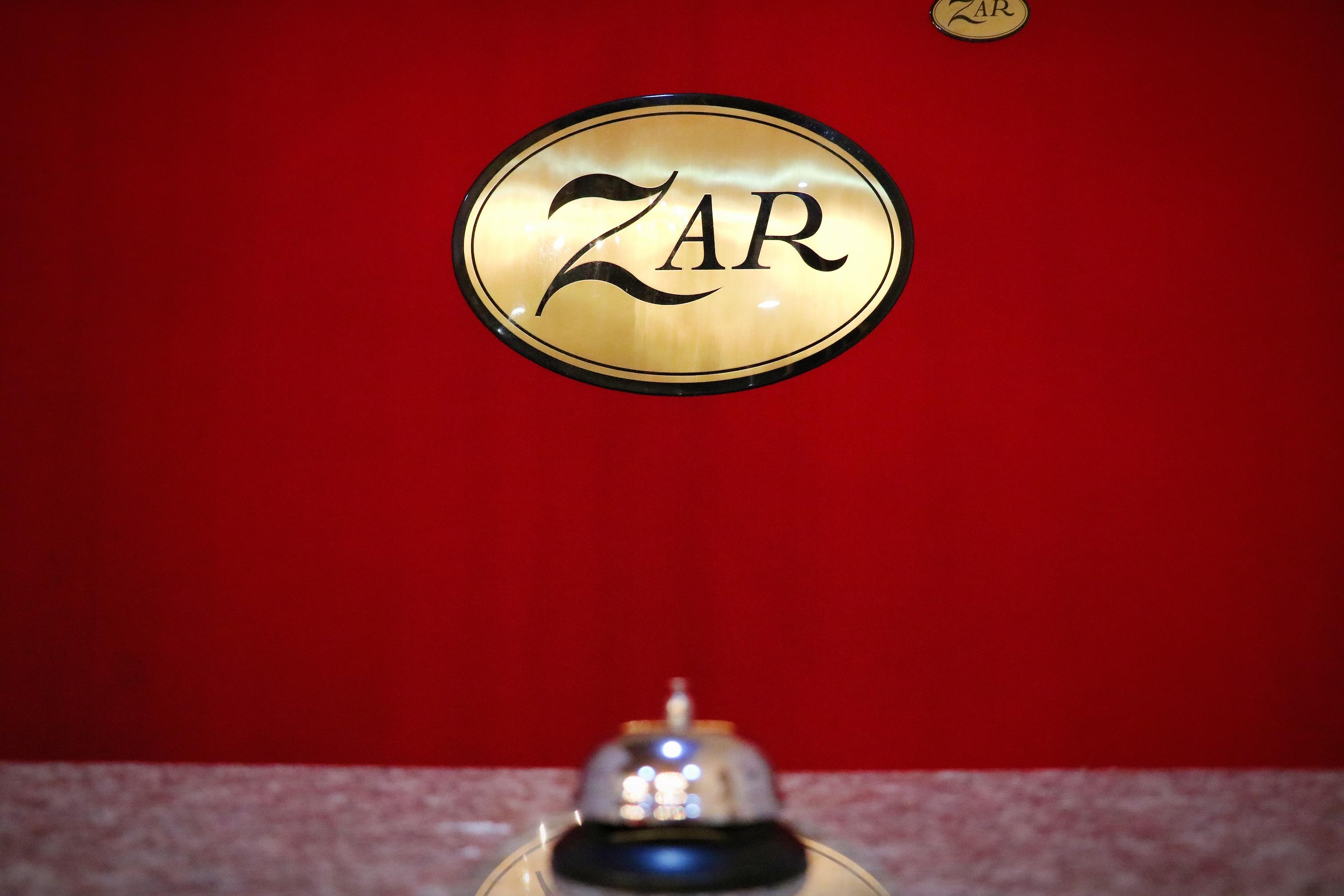 image-housing-carousel
