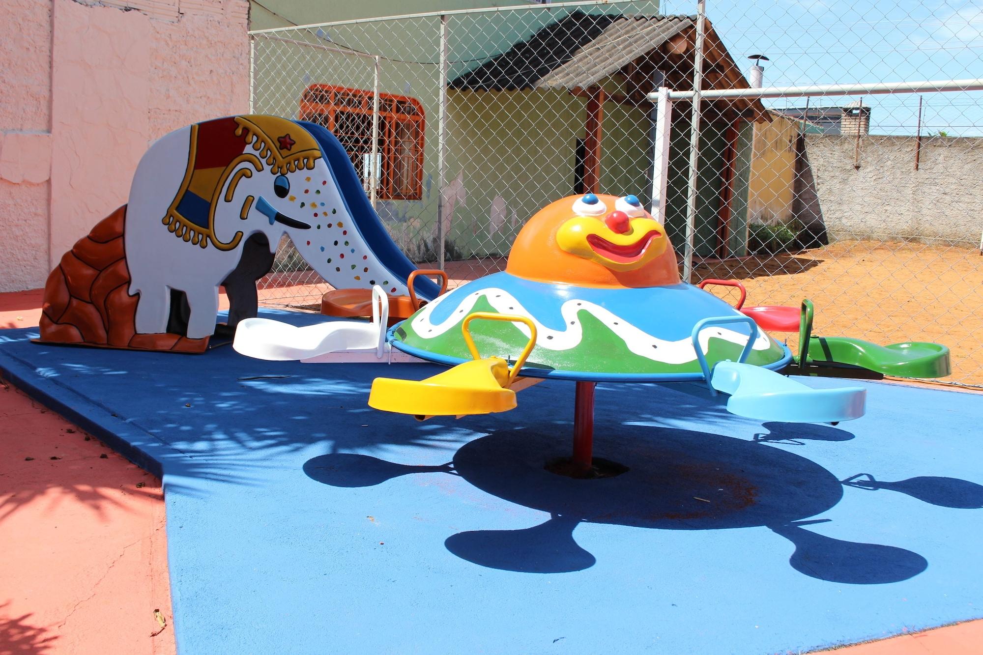 image-housing-carousel