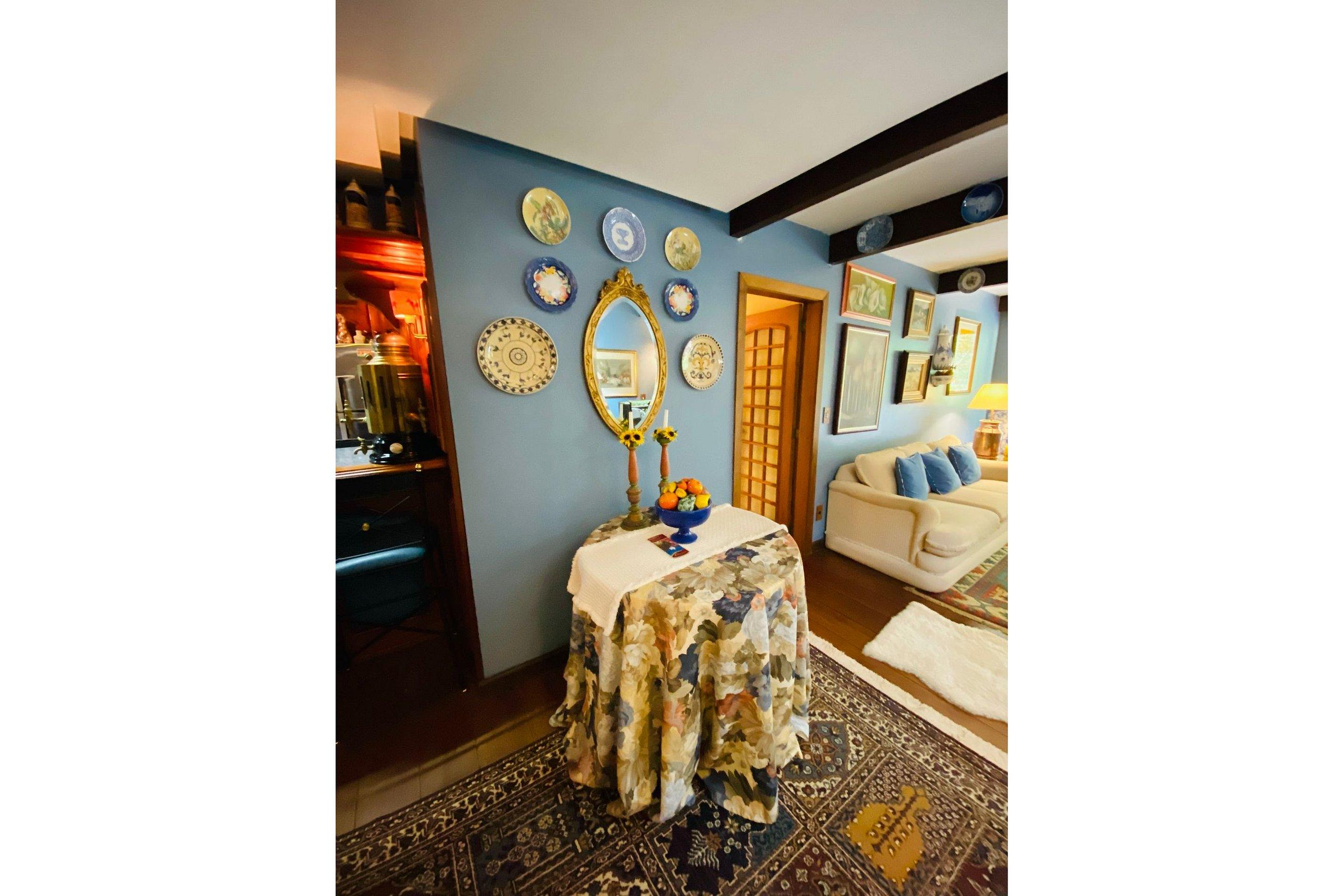 image-housing-carousel