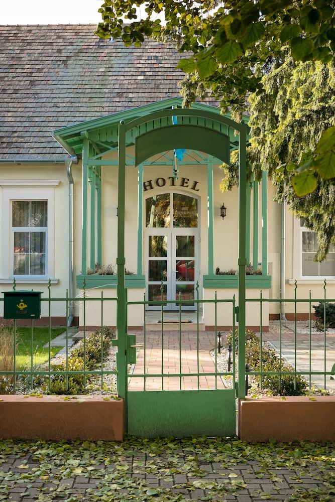 image-housing-carousel