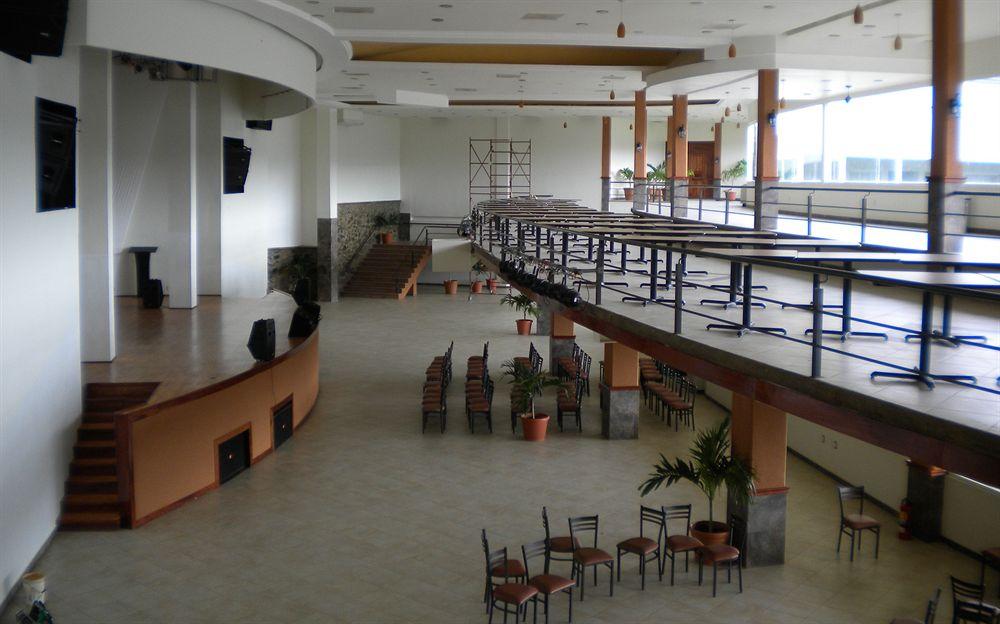 image-housing-carousel