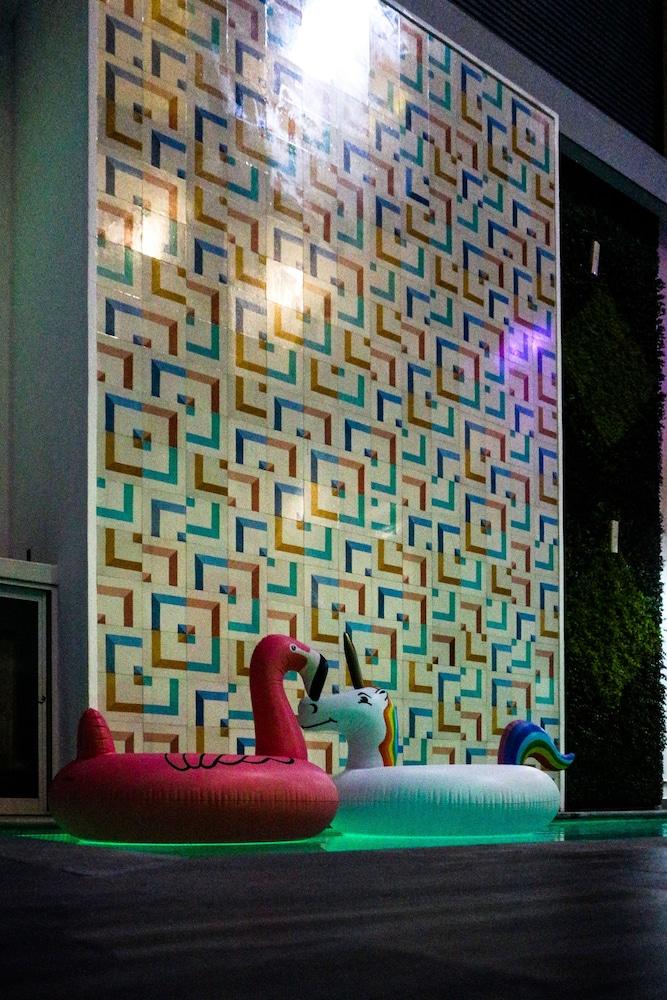 image-housing-carousel