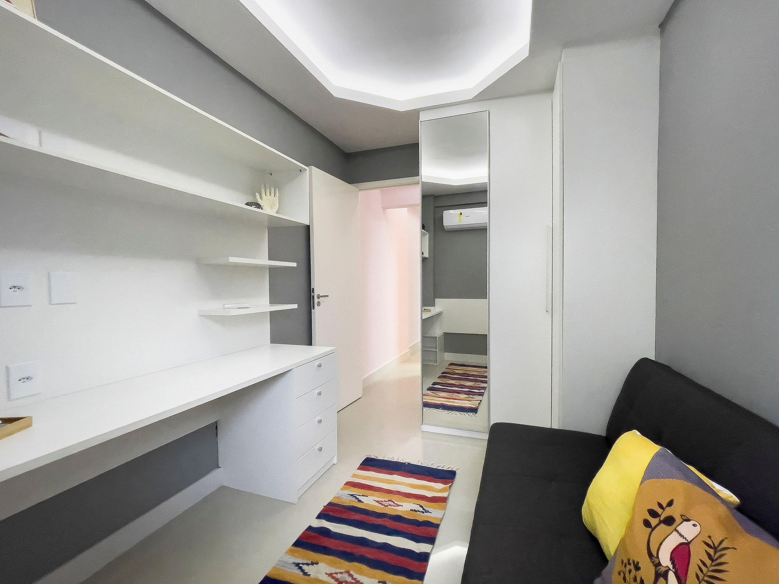 image-housing-carousel