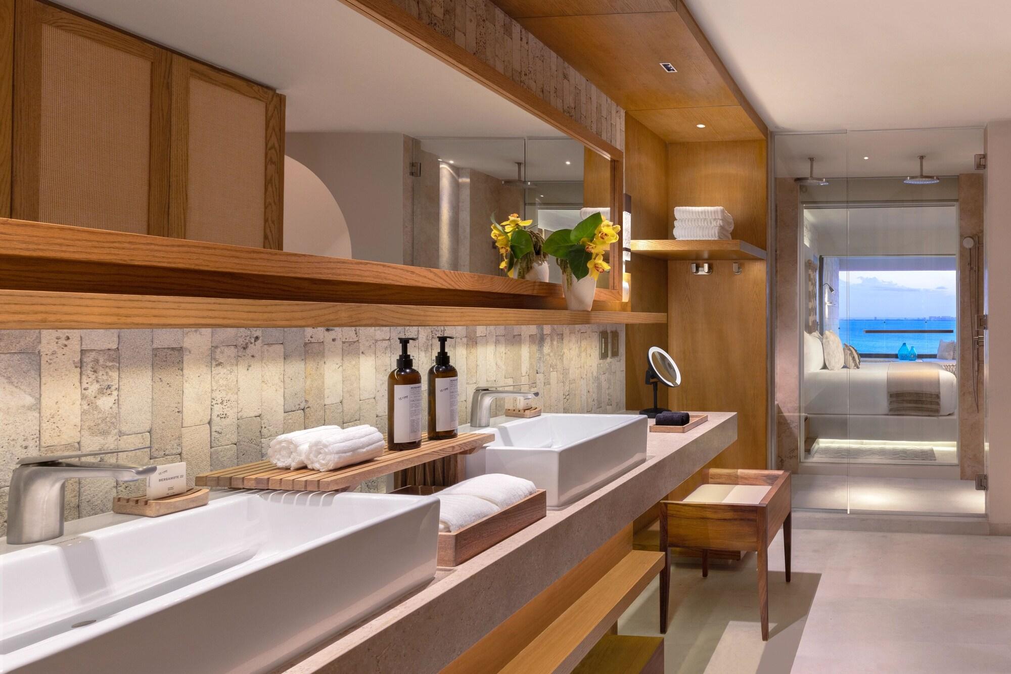 Signature Room, 1 King Bed, Hot Tub, Oceanfront (Junior)