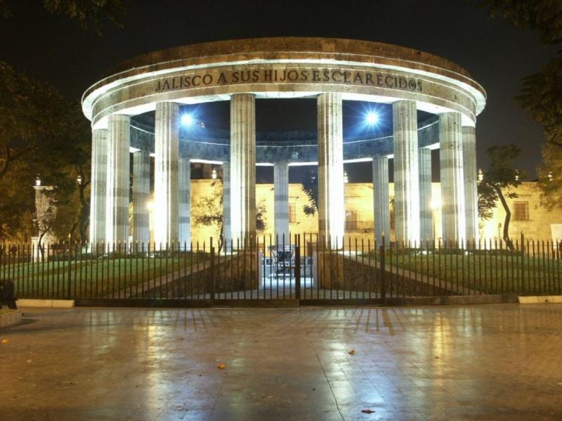 image-housing-carousel