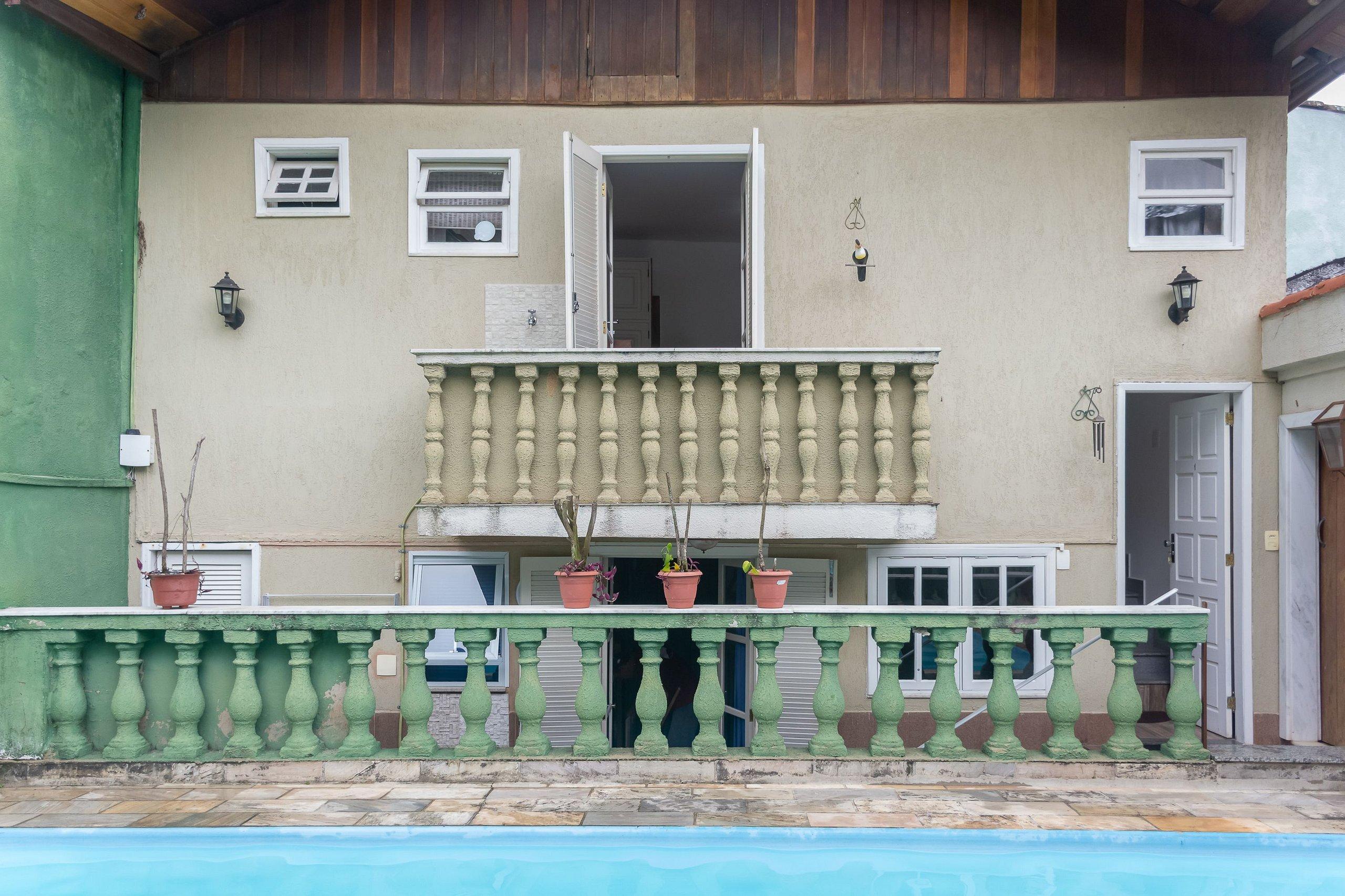 image-housing-carousel