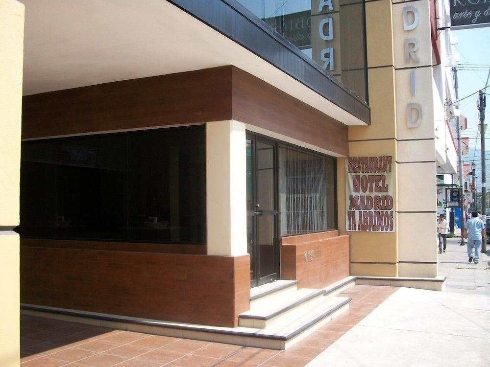 image-housing-carousel