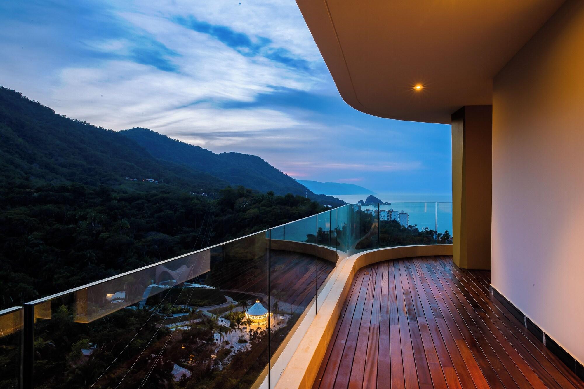 Ultra Corner Suite South