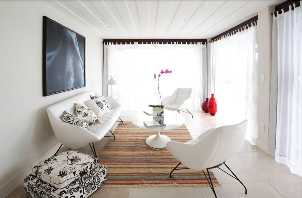 image-housing-carousel