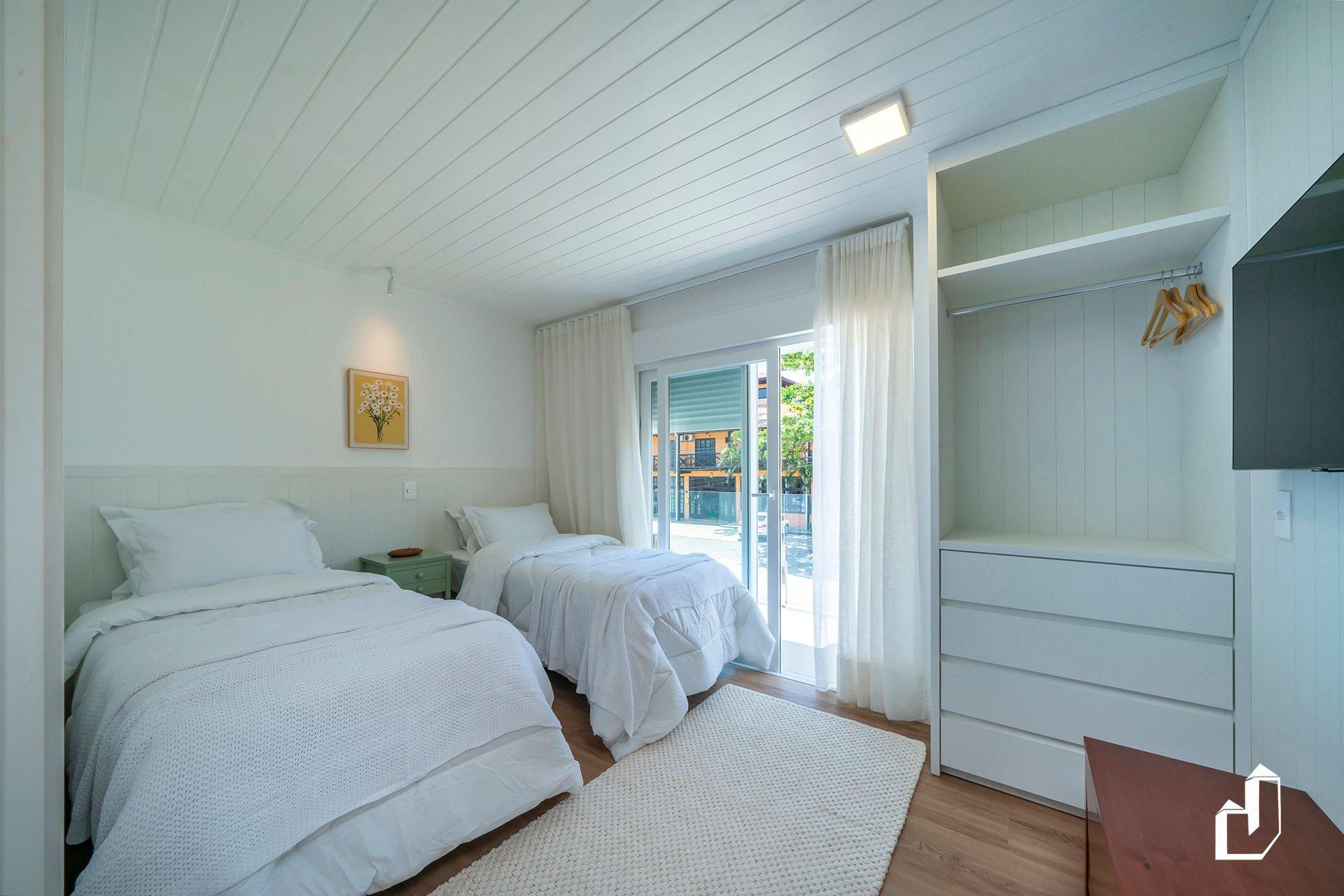 image-housing-carousel