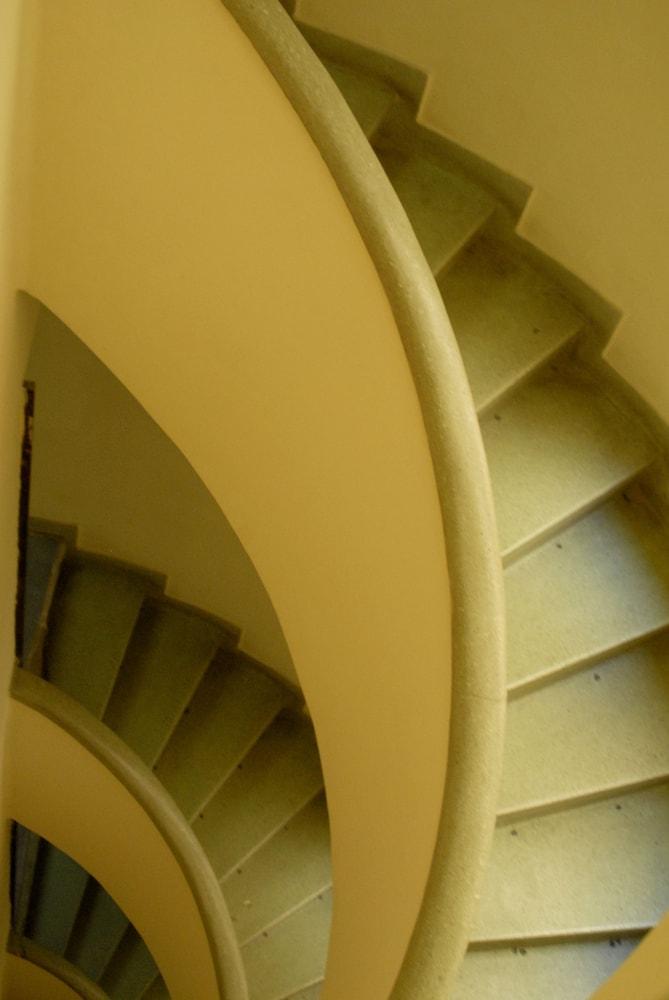 image-housing-carousel