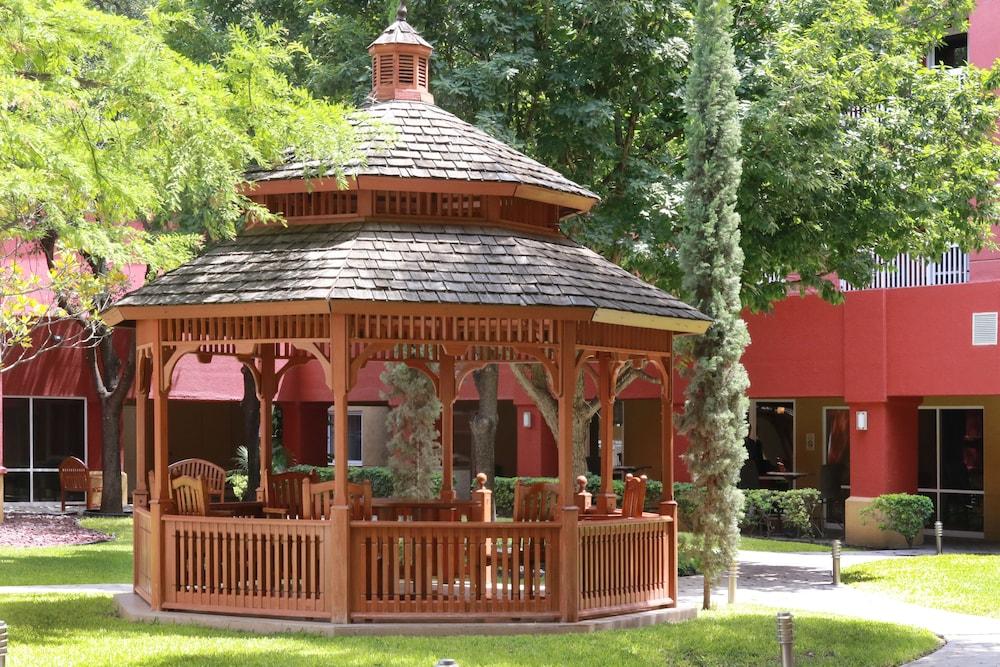 image-housing-carousel