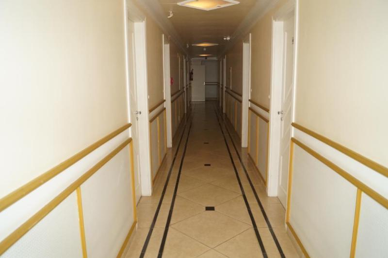 image-housing-carousel