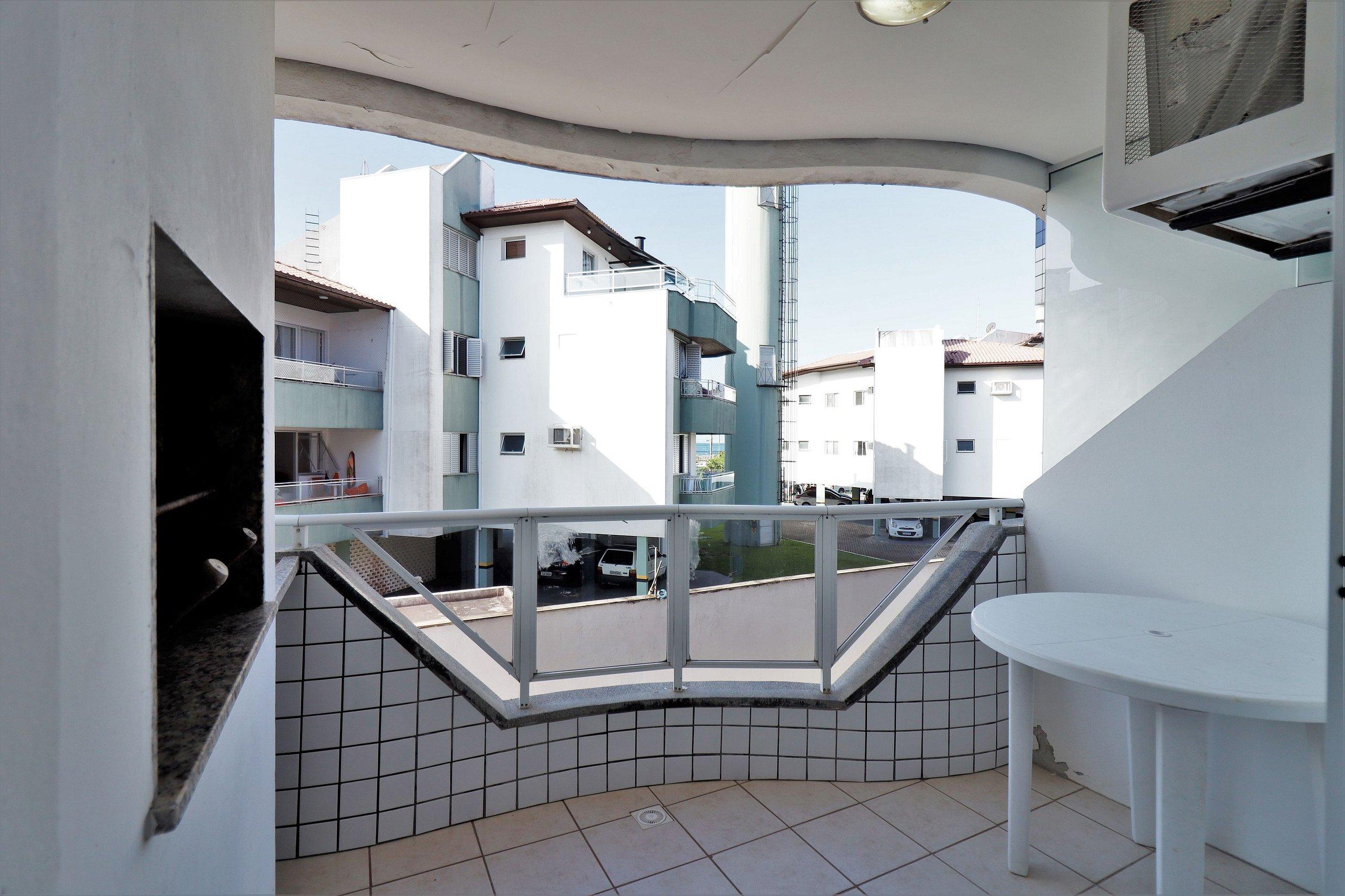 image-housing-carousel