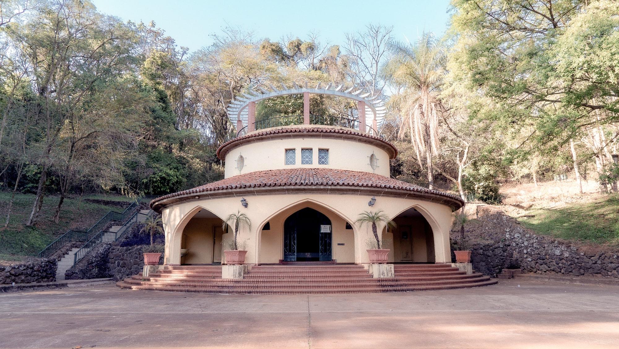 image-housing-carousel