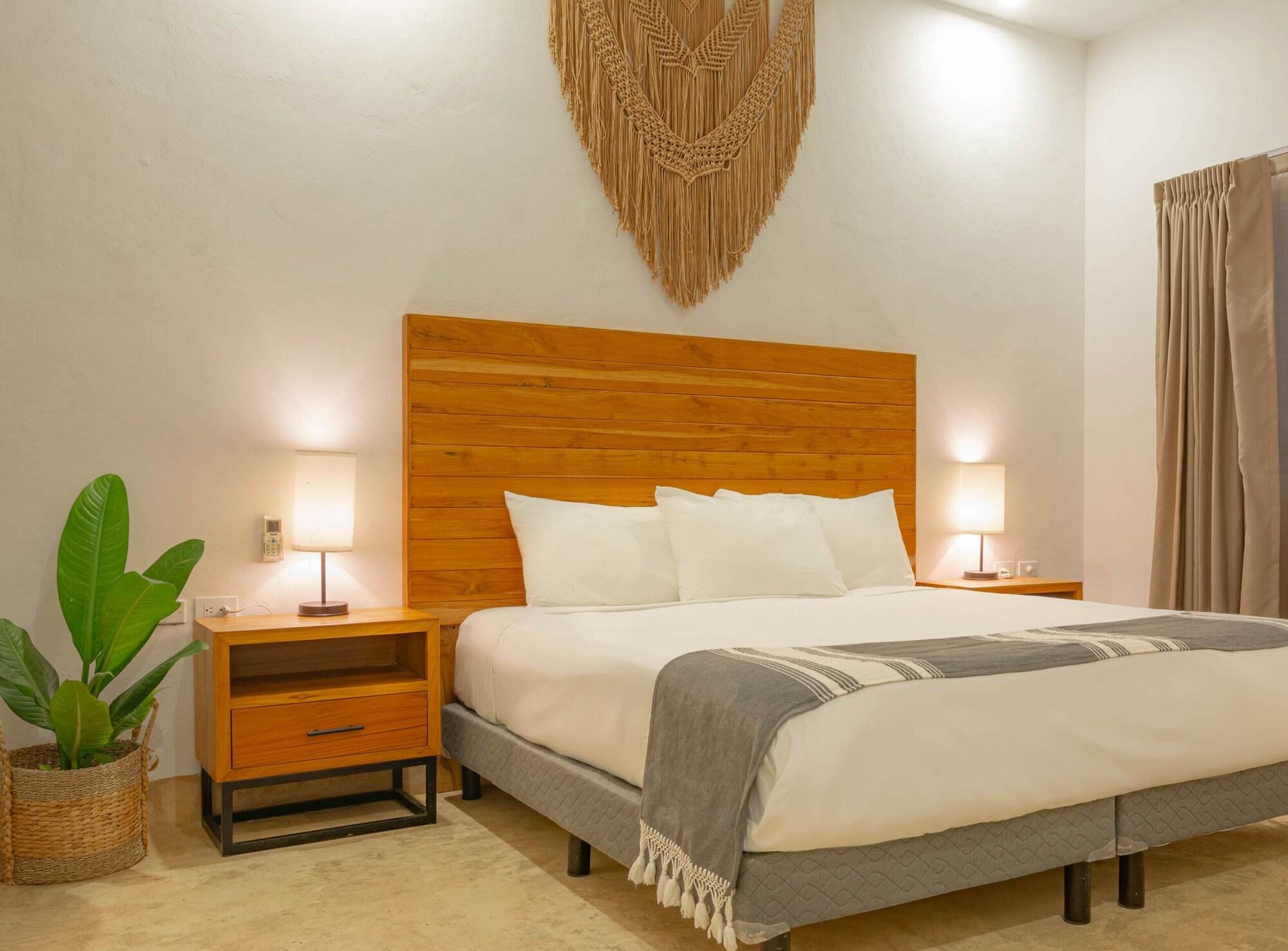 Habitación Deluxe, 1 cama King size, para no fumadores, vista a la piscina