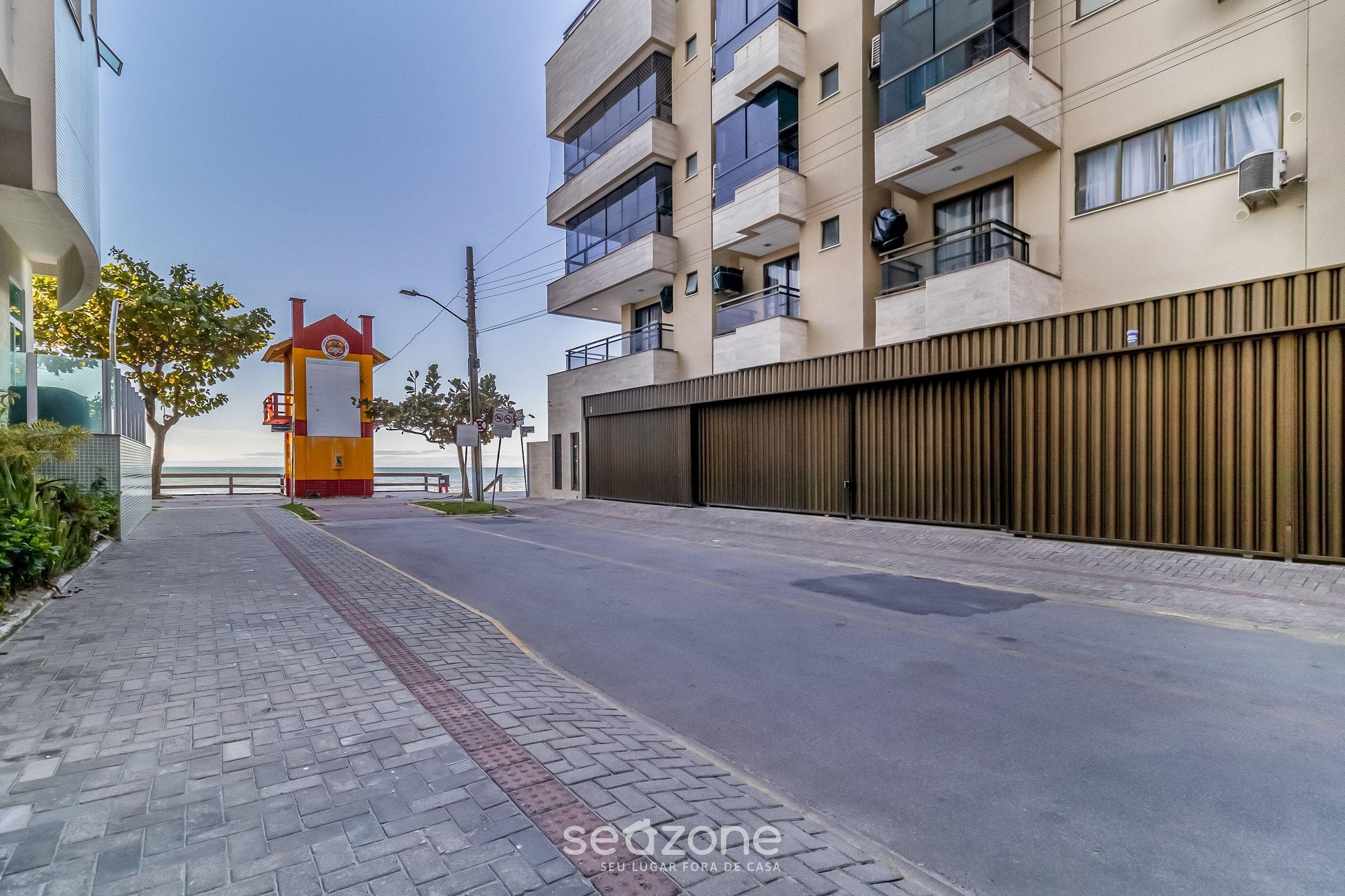 image-housing-carousel