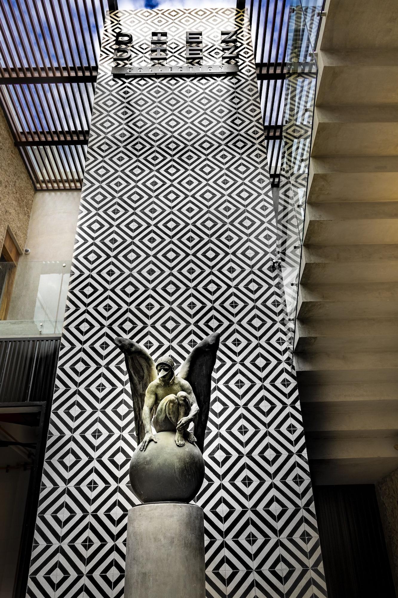 image-housing-carousel