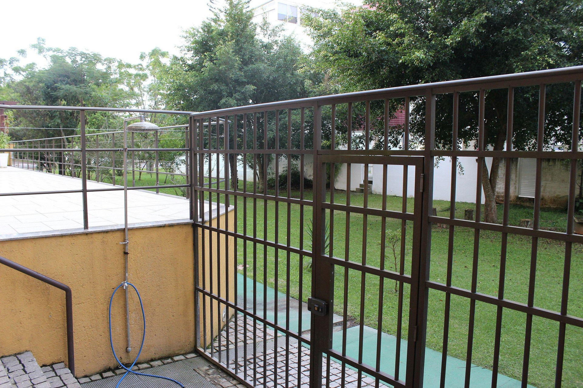 image-housing-carousel