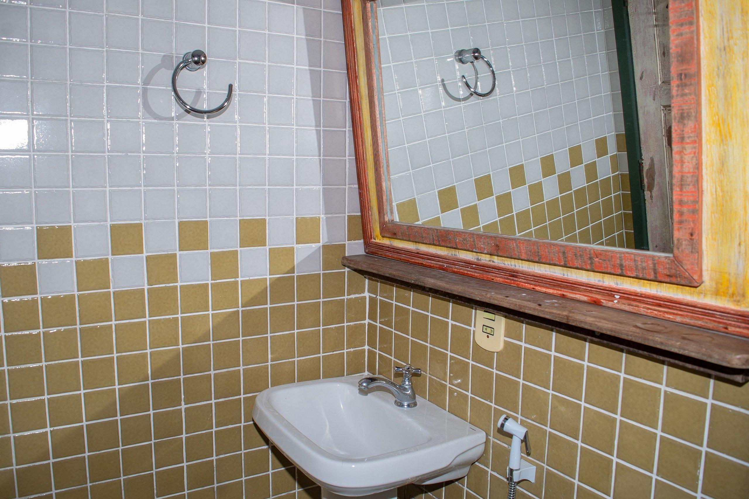 image-housing-carousel
