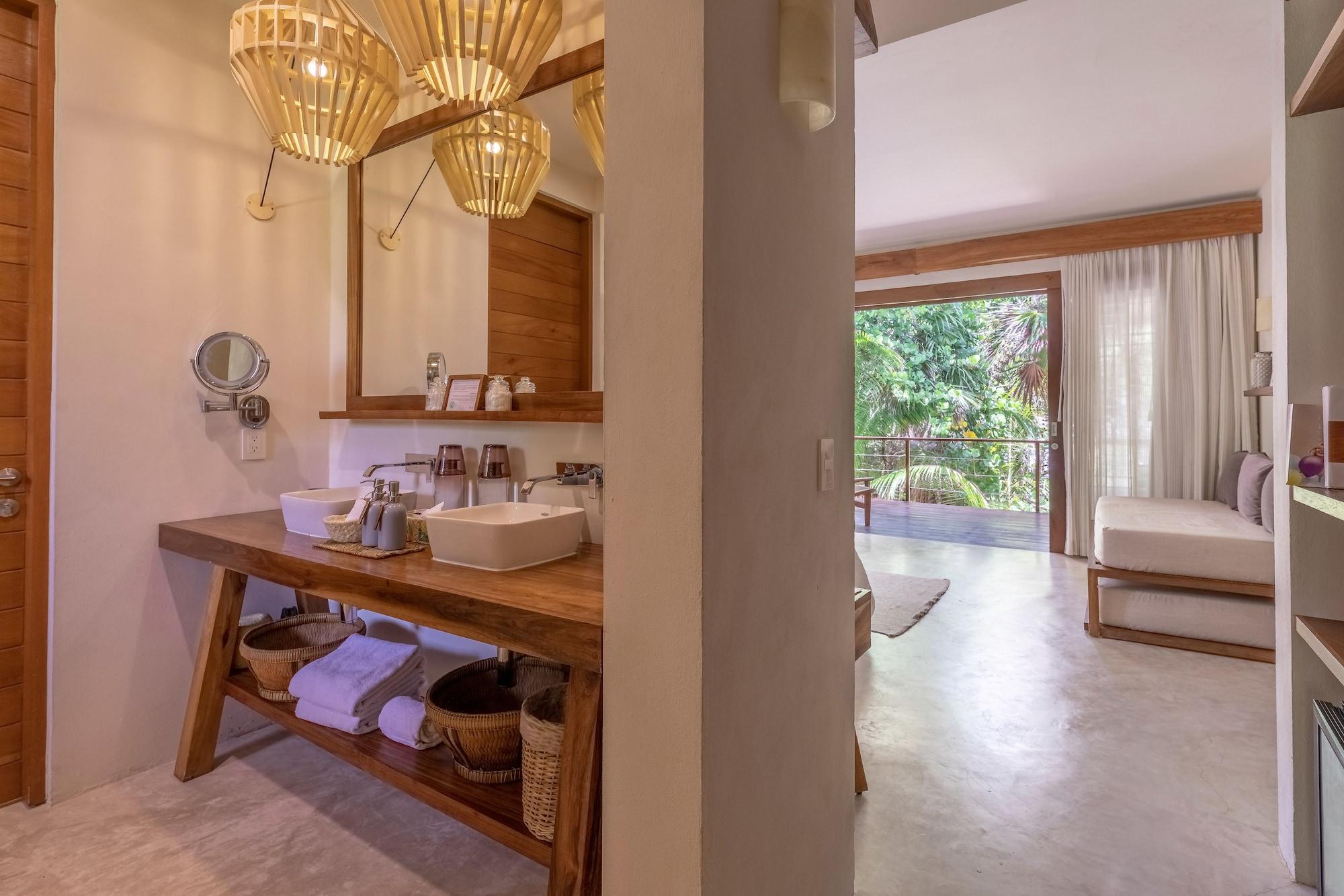 Suite, balcón, vista al jardín