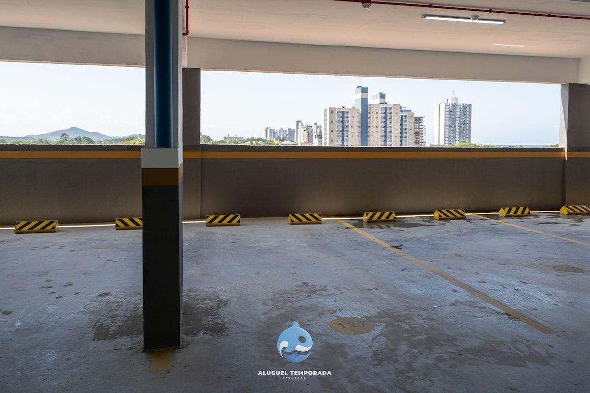 image-housing-carousel
