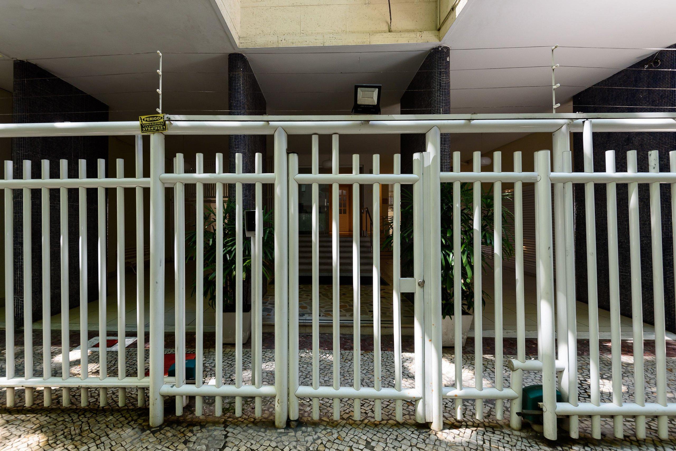 image-housing-carousel