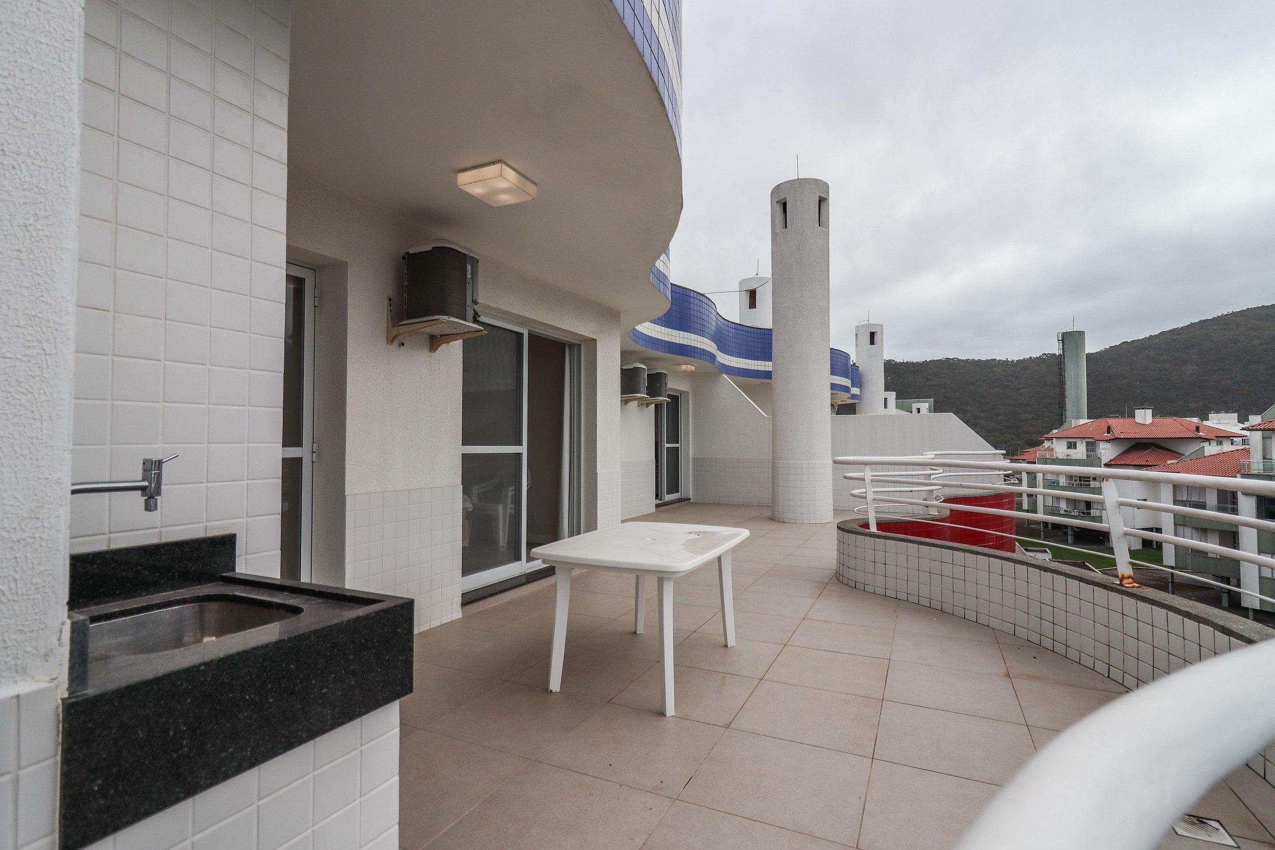 image-housing-carousel