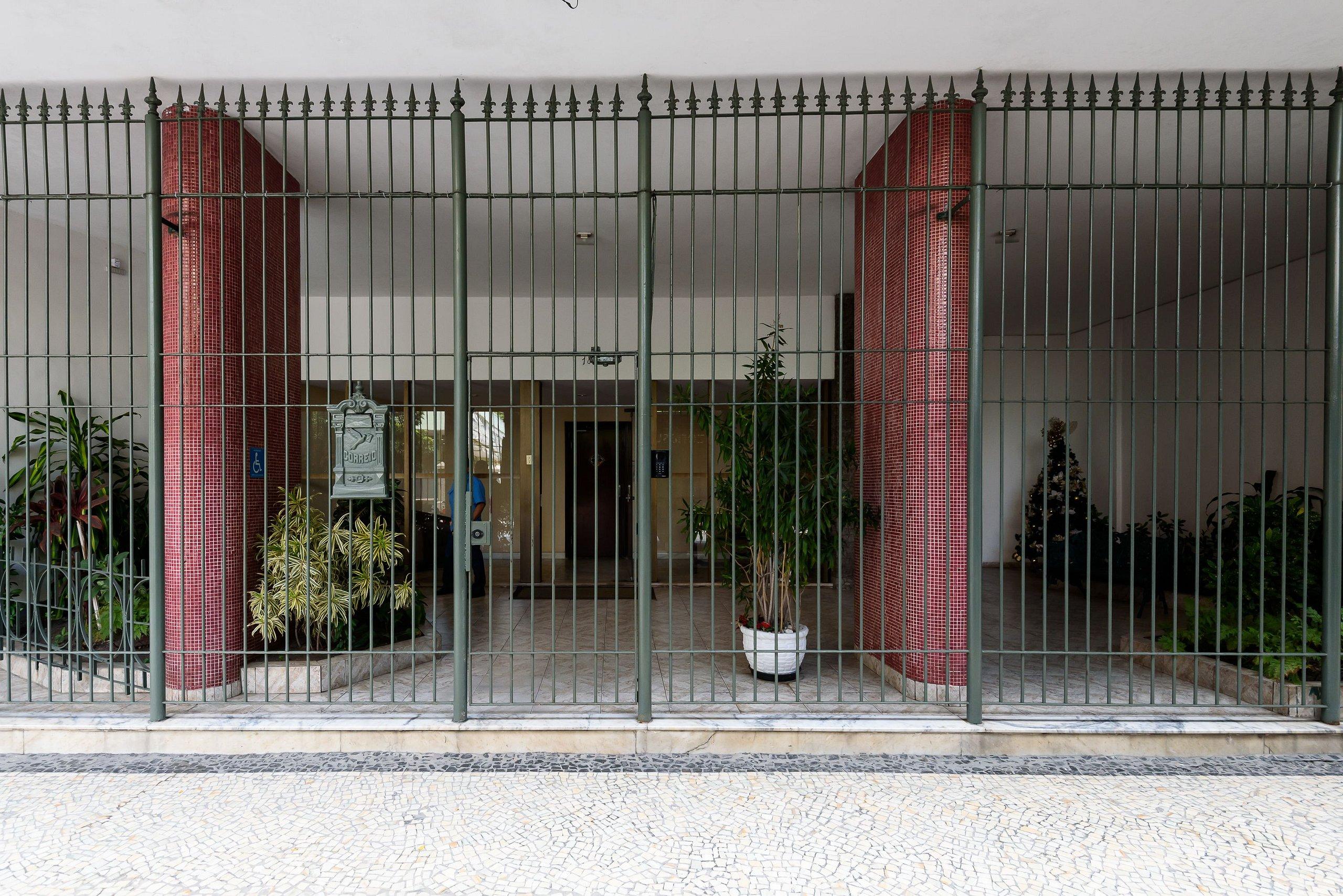 image-housing-carousel