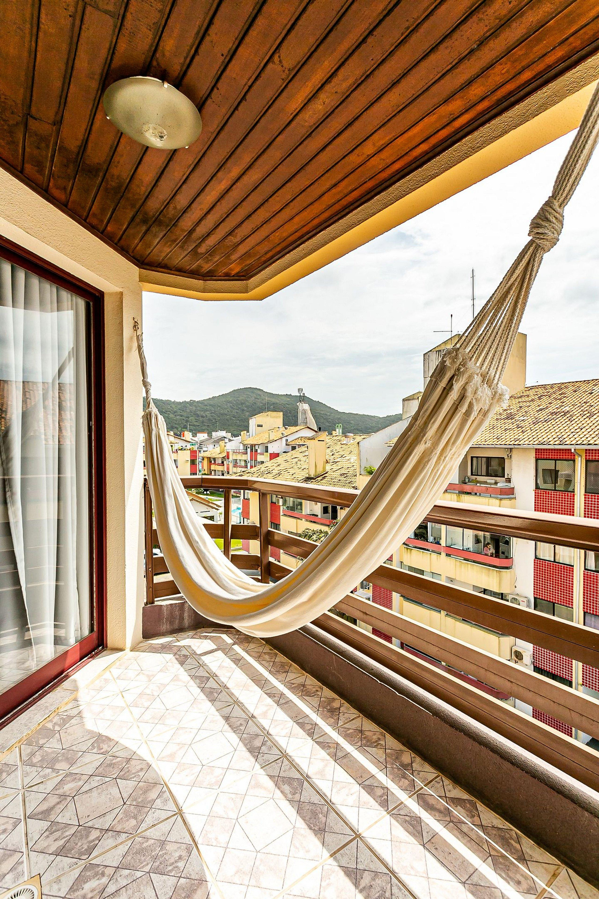 image-housing-carousel