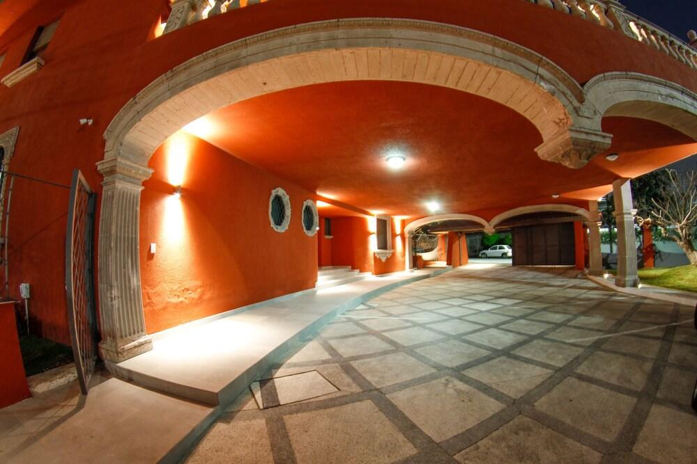 image-housing-carousel