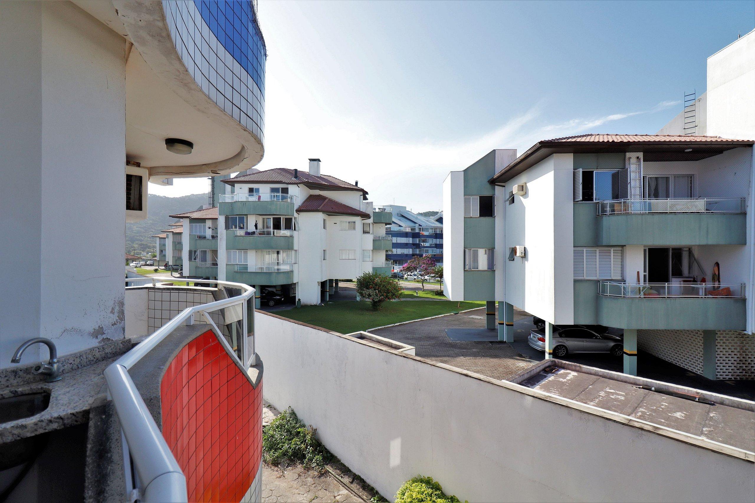 image-housing-carousel