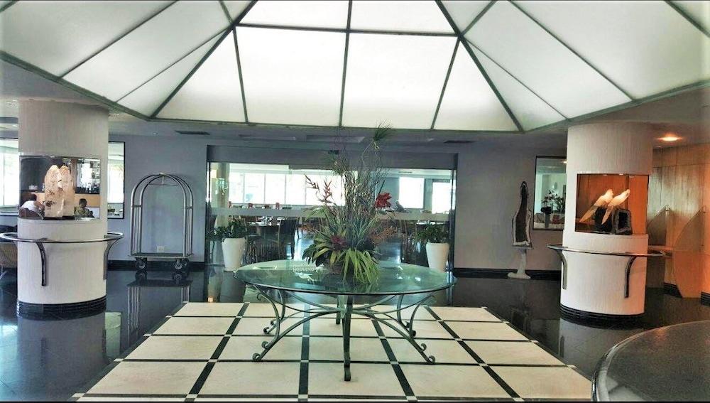 image-housing-carousel