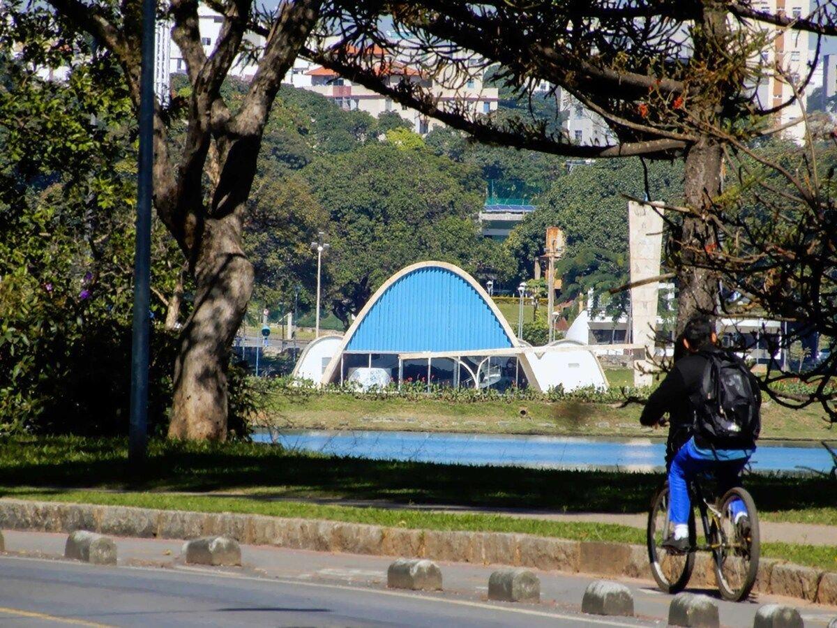 image-housing-carousel