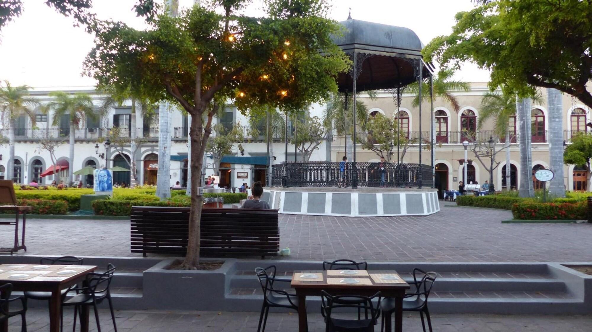 image-housing-carousel