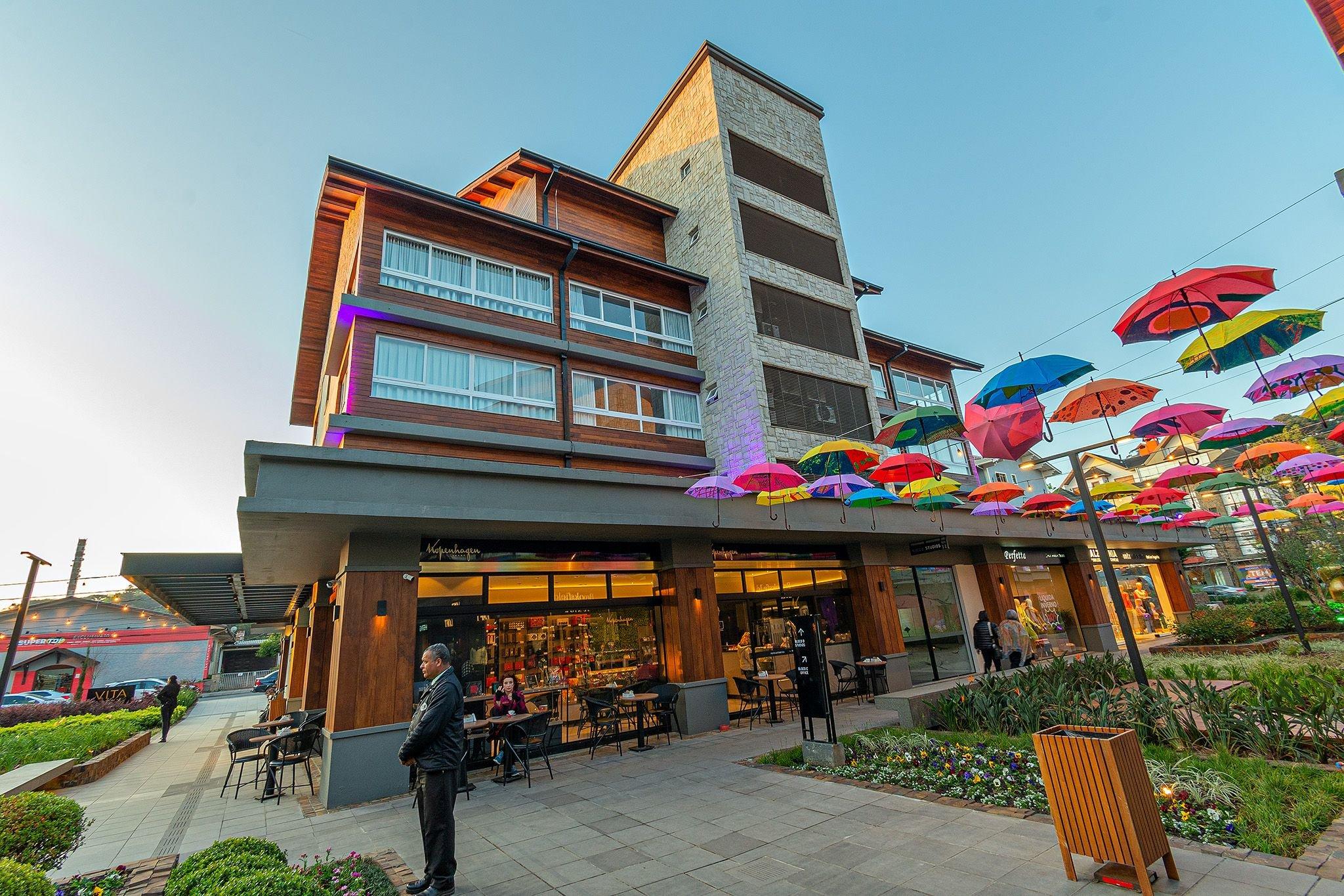 image-housing-carousel