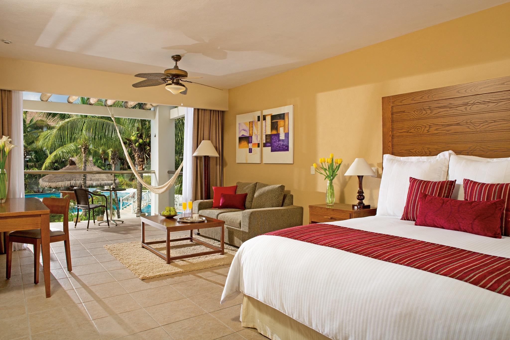 Junior Suite Pool View King Bed