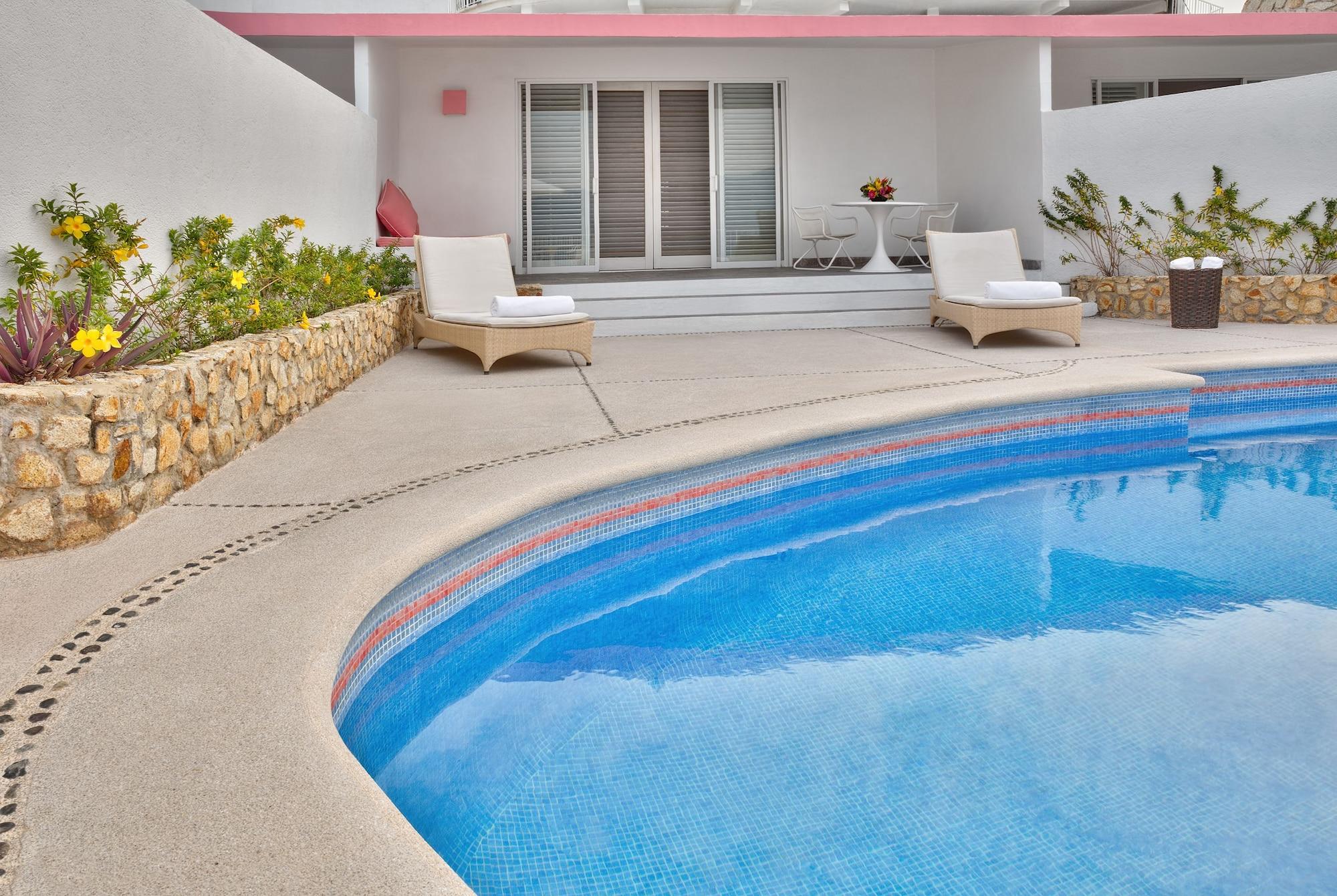 Casita with shared pool king size bed