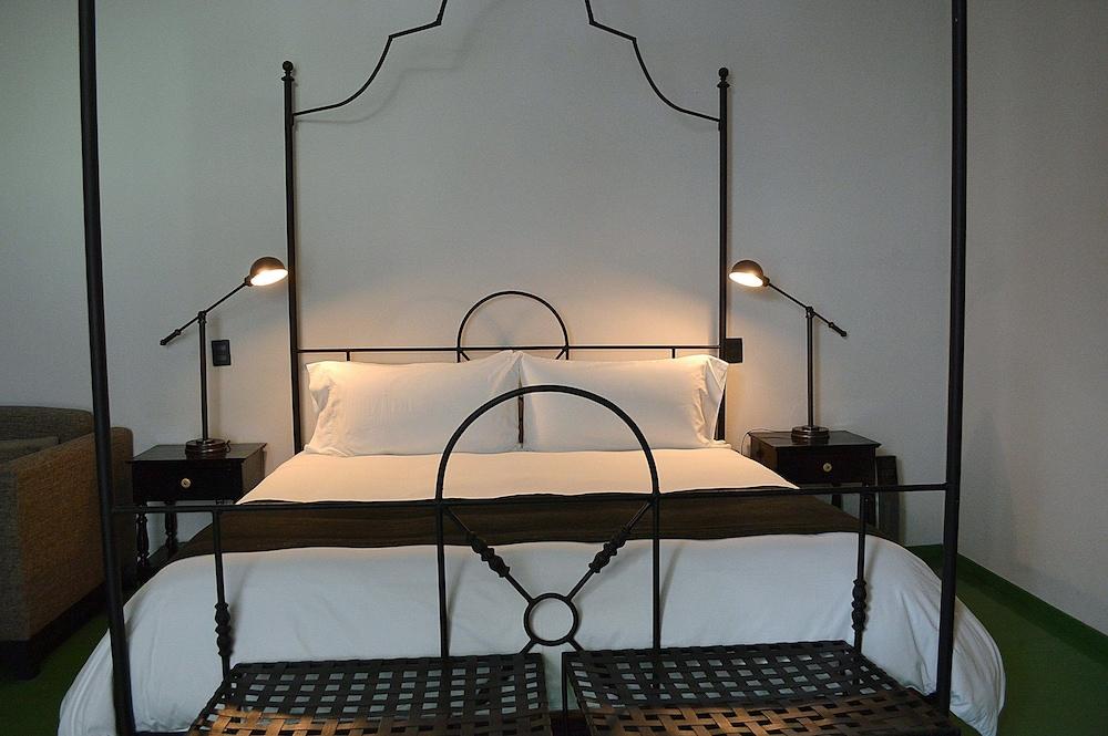 image-housing-carousel