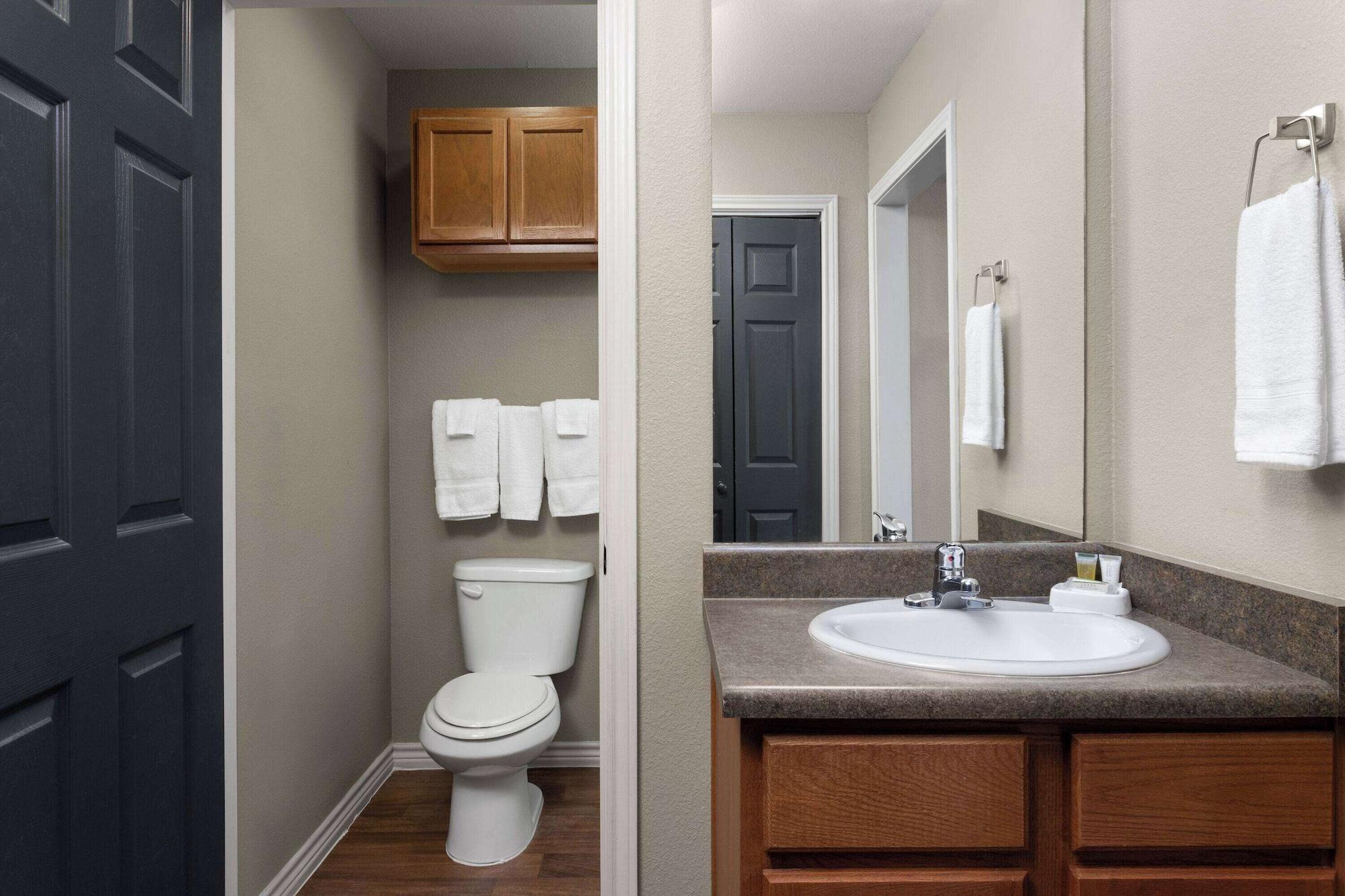 Equipamiento de Habitación Eagle's Den Suites Kenedy a Travelodge by Wyndham