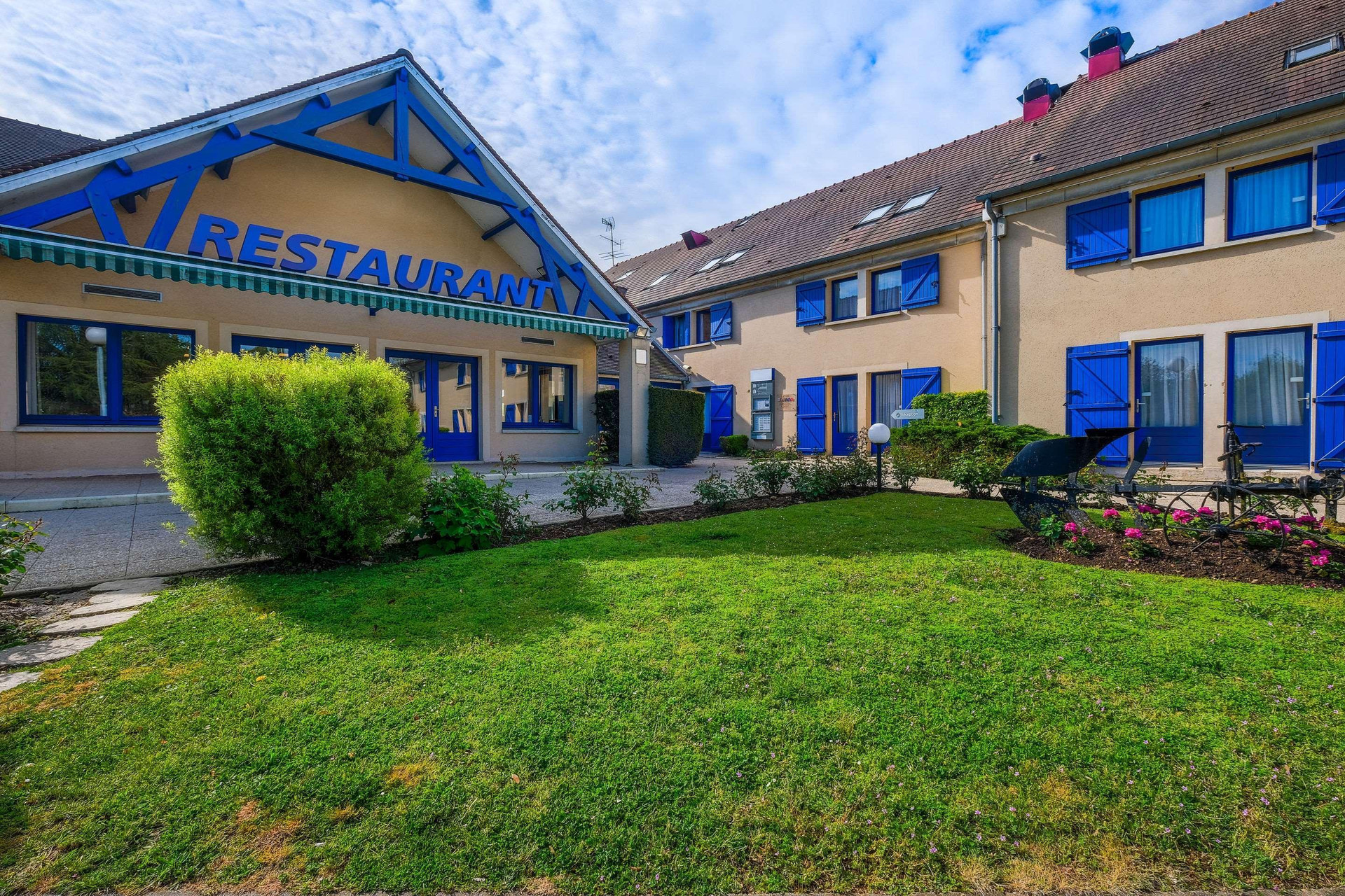 Vista Exterior Comfort Hotel Etampes