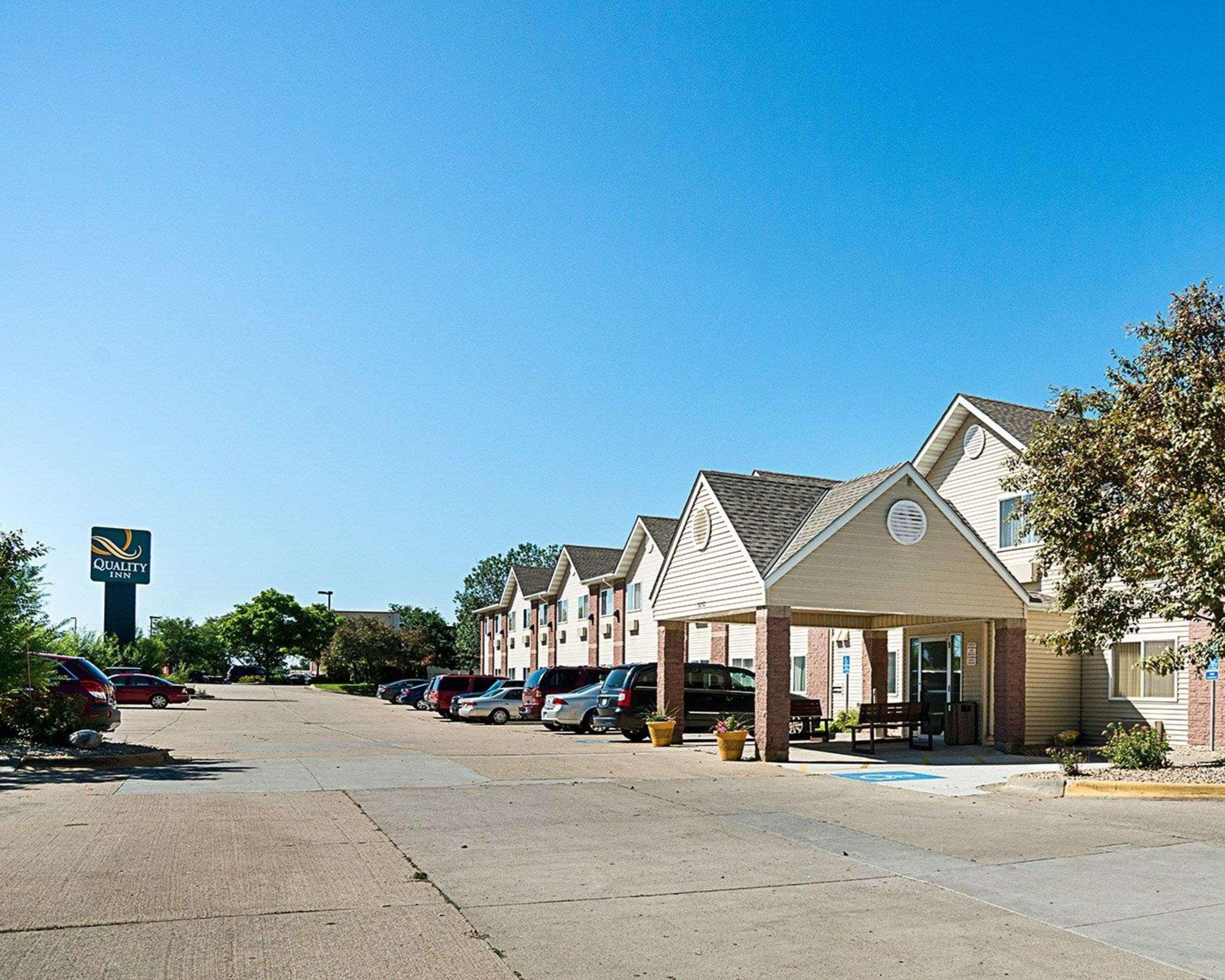 Vista Exterior Quality Inn near Northtown Mall & National Sports Center