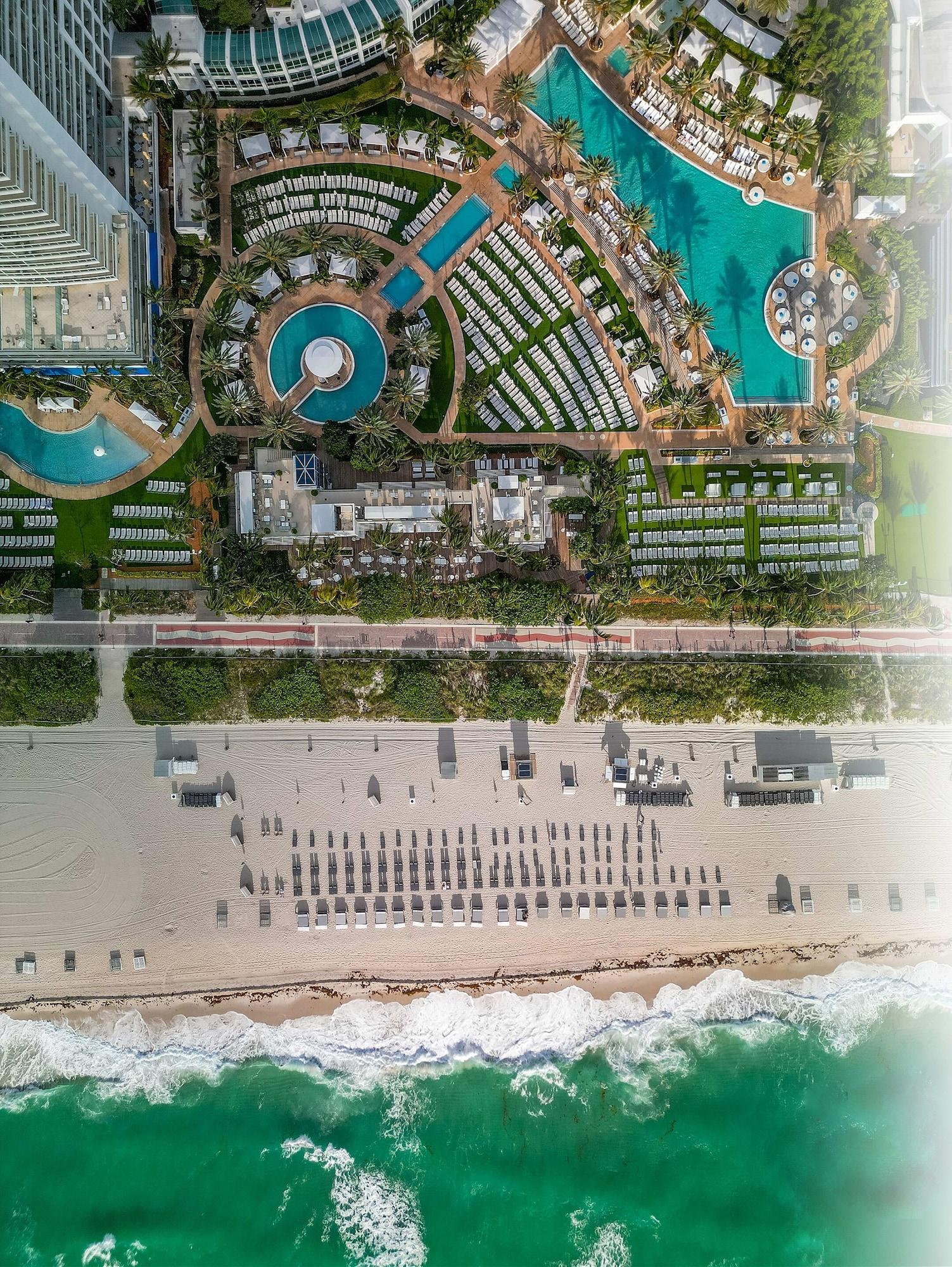Vista Exterior Fontainebleau Miami Beach Private Luxury Suites