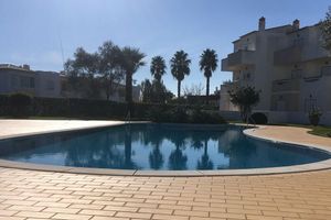 Alquiler Vacacional - Lovely 2 Bedroom Apartment in Alvor with Shared Pool close to Town and Beach