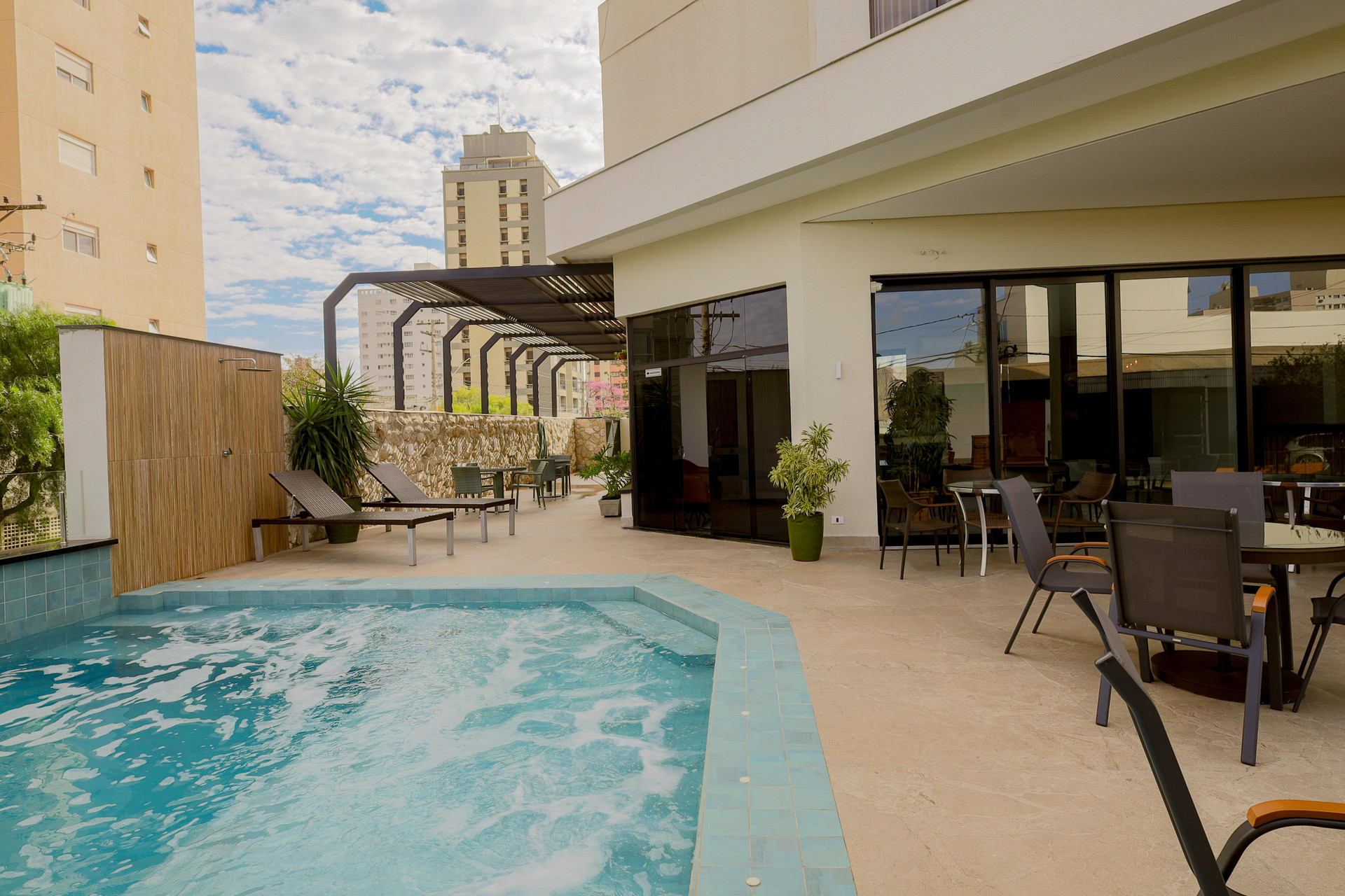 Vista da piscina Antonio's Palace Hotel