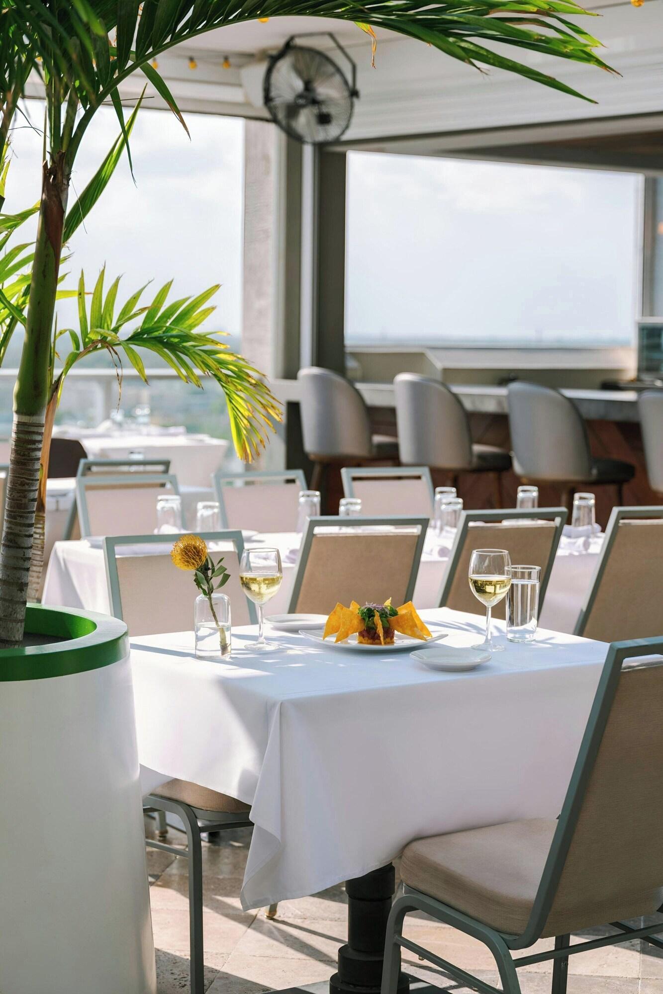 Restaurant The Circ Hotel Hollywood, Sonder by Marriott Bonvoy