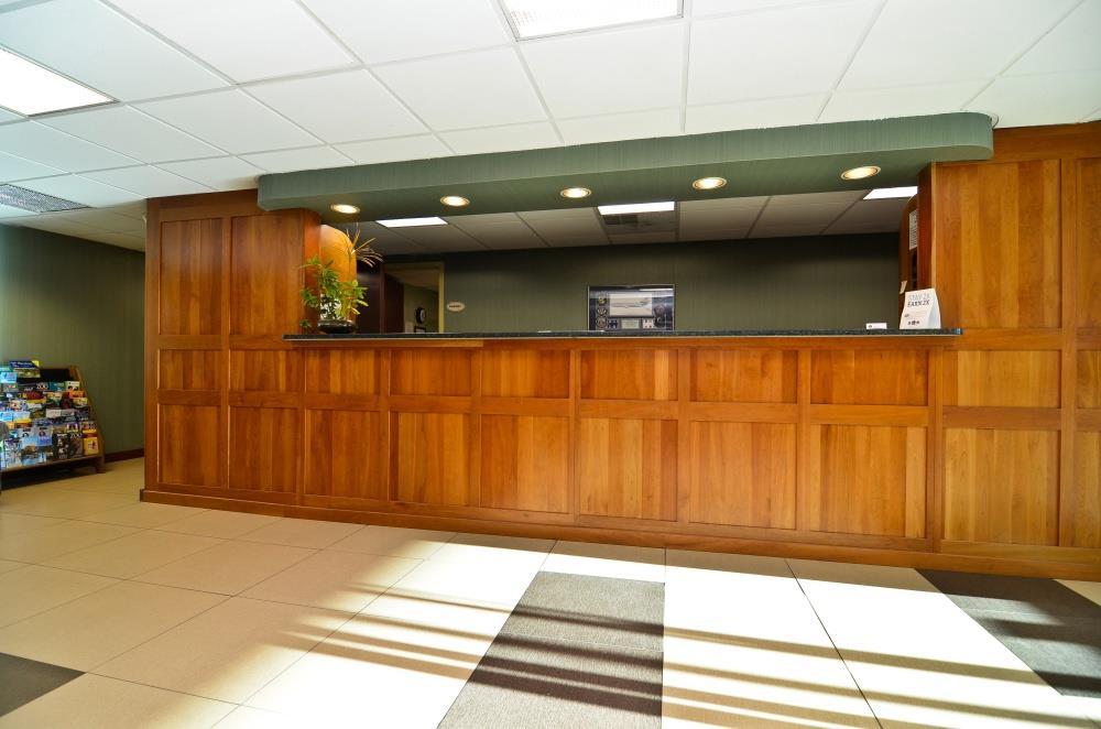 Vista Lobby Best Western Burlington Inn